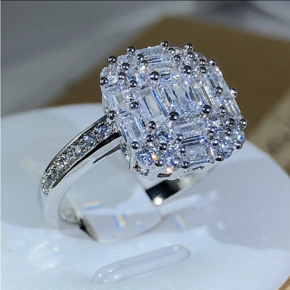 ❤️TRULY GORGEOUS BRAND NEW SIZE 8❤️925 SILVER RING ❤️MADE WITH AAA+ ZIRCONIAS❤️